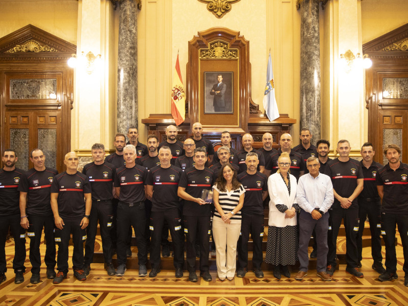 Recepción en el Ayuntamiento de A Coruña a los bomberos que participaron en la oleada de incendios