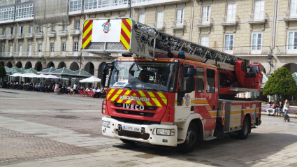 Camión de bomberos de A Coruña en la plaza de María Pita