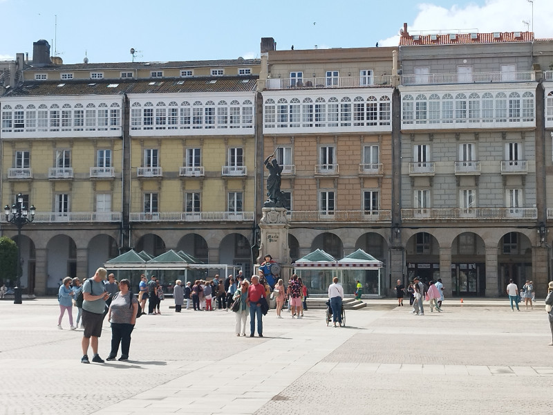 Ambiente en la plaza de María Pita de A Coruña este lunes