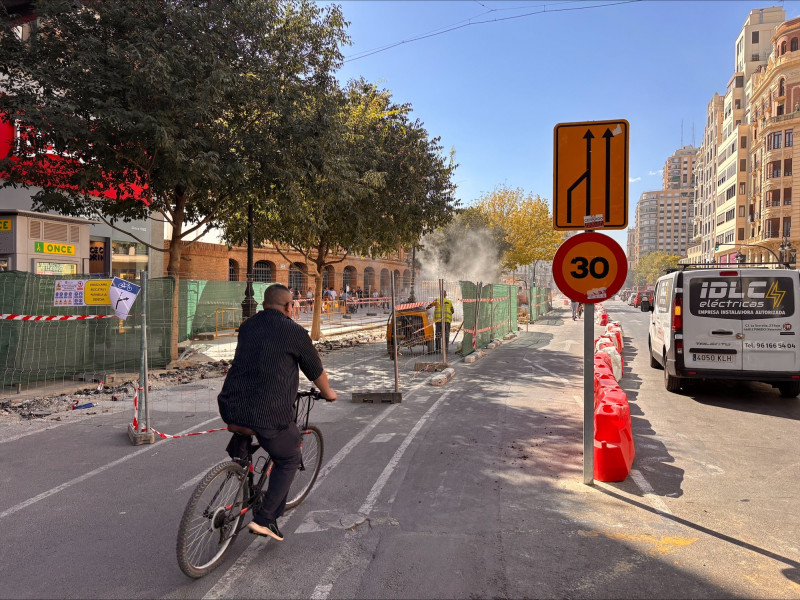 De camino a la rutina por el carril bici de Valencia