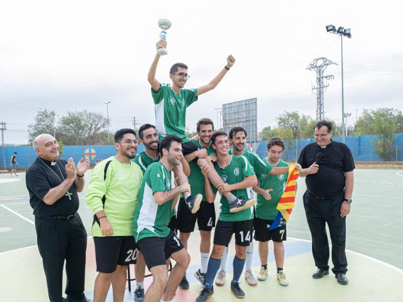 El equipo de Valencia junto al arzobispo Mons. Enrique Benavent, Copa Nacional 2023