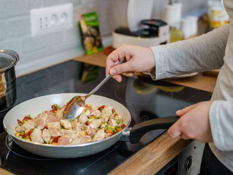 La experta en salud de Axon reivindica la práctica saludable de cocinar diariamente, evitando productos precocinados y preparados
