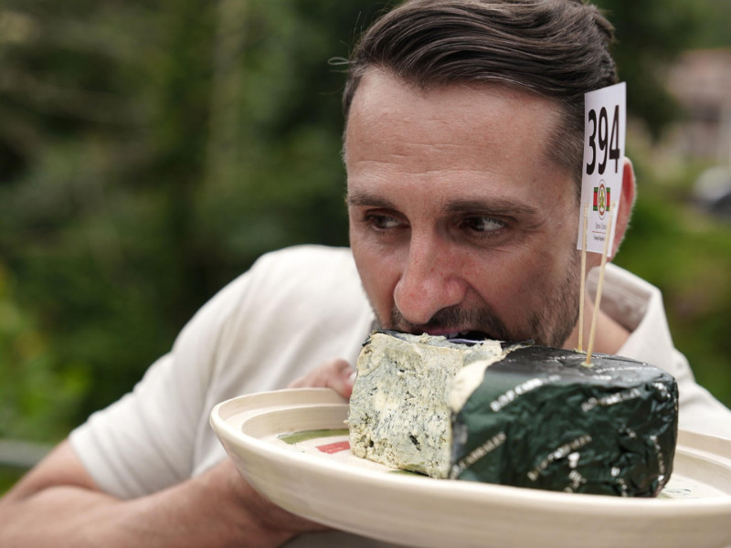 Iván Suárez, del Llagar de Colloto, con una de las piezas adquiridas en el Certamen del Queso Cabrales