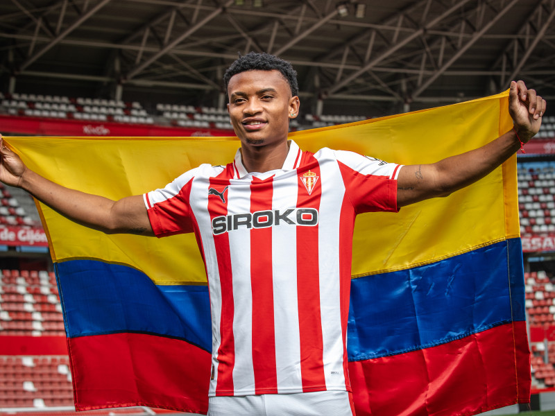 Óscar Cortés posa con la bandera de Colombia en El Molinón