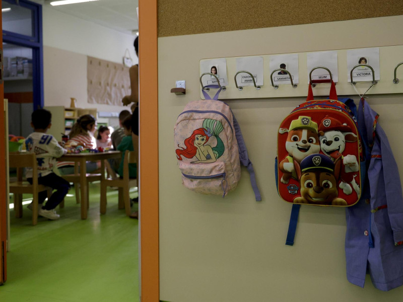 Vista de unos niños en el primer día de curso en Barcelona, imagen de recurso