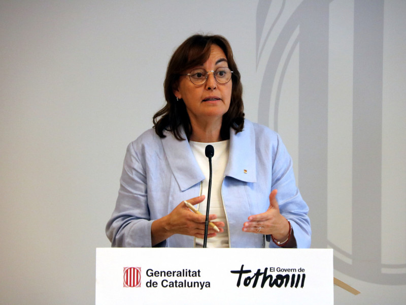 La consellera de Territori, Habitatge i Transició Ecològica, Sílvia Paneque, en la roda de premsa per anunciar nous busos interurbans