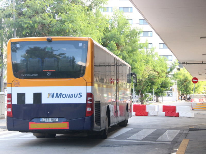 Un bus sortint de l'estació