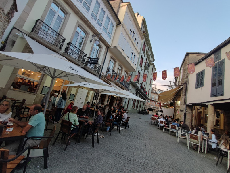 Terrazas llenas de gente en el casco histórico de Lugo