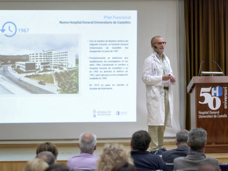 El gerente del departamento de salud de Castellón, Raúl Ferrando, presentando el Plan Funcional del futuro Complejo Hospitalario de Castellón