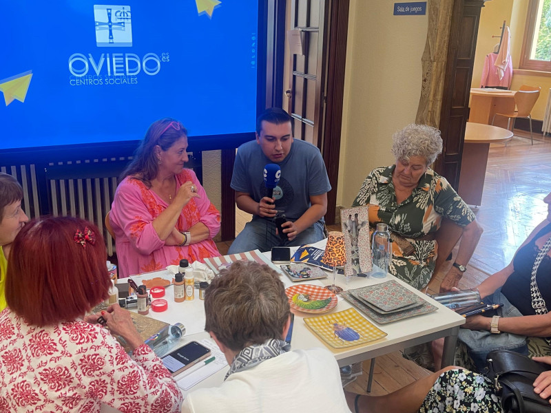 Taller de manualidades en el Centro Social de Villa Magdalena