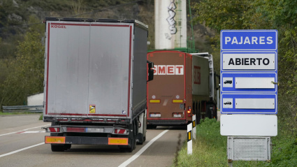 Una imagen de unos camiones por la carretera del Puerto de Pajares