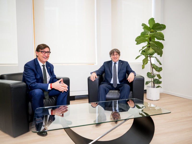 El presidente de la Generalitat, Salvador Illa (i), saluda al presidente de Junts per Catalunya, Carles Puigdemont (d), durante una reunión, a 2 de agosto de 2025, en Bruselas (Bélgica). Illa, quién ha promovido la reunión, ha remarcado su intención de tenerla con la voluntad de mandar un mensaje de diálogo, además ayer 1 de septiembre, lamentó no poder recibir al expresidente catalán en el Palau de la Generalitat al no aplicarse la ley de amnistía.Jasper Jacobs / Europa Press02/9/2025