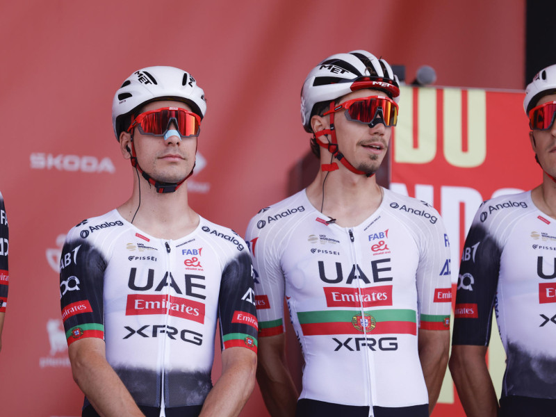 Juan Ayuso con varios compañeros en la salida de la décima etapa de La Vuelta a España.
