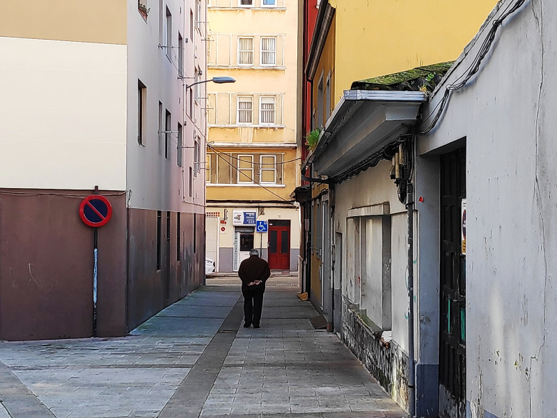Señor paseando en el barrio de la Sagrada Familia de A Coruña