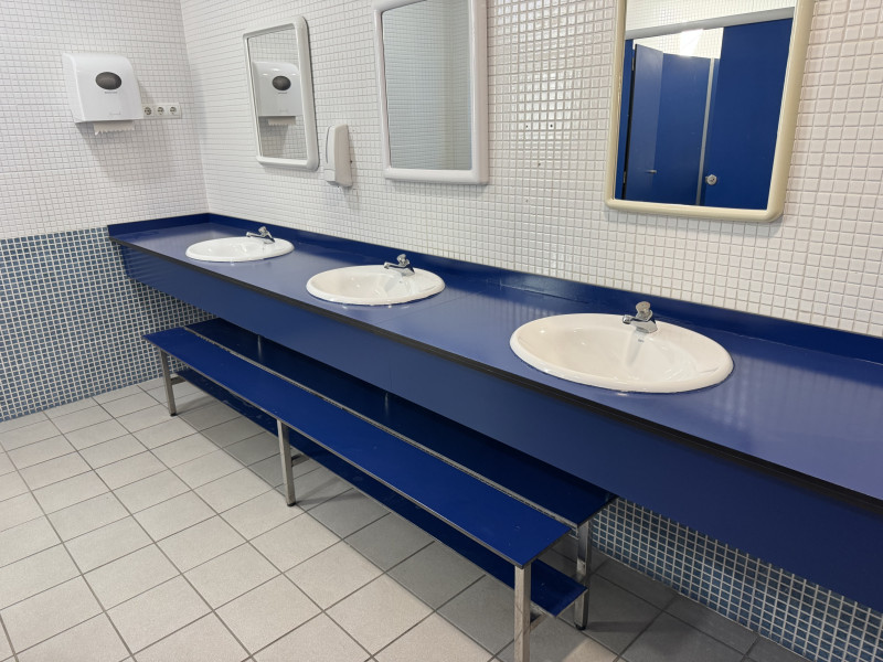 Los lavabos de los vestuarios han sido renovados e incluyen nuevas duchas y elementos de accesibilidad