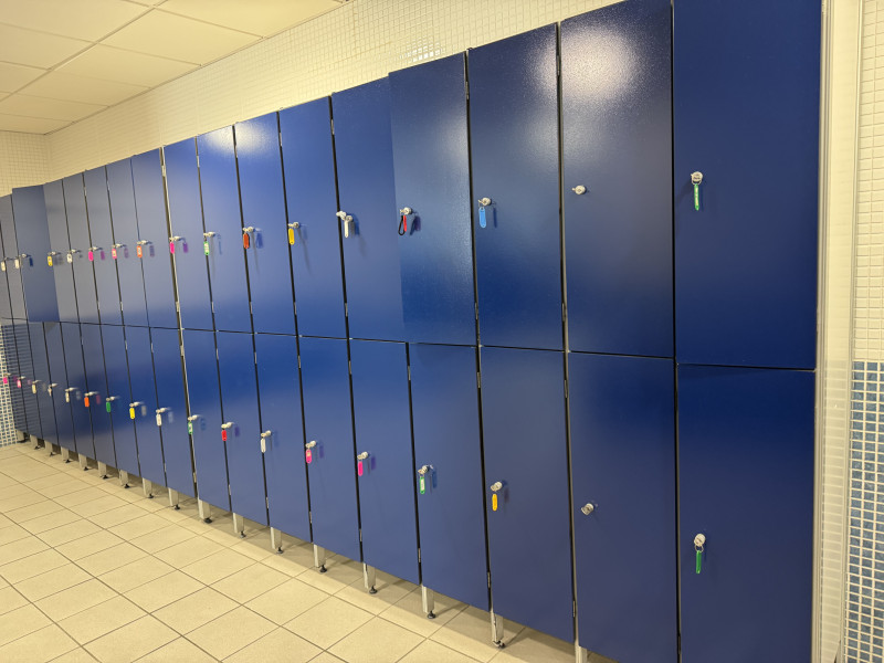 Detalle de las taquillas restauradas, junto con bancos y puertas, como parte de la mejora integral de los vestuarios
