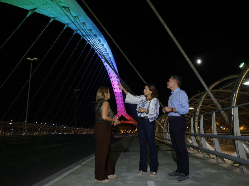 La alcaldesa Natalia Chueca, fue la encargada anoche de inaugurar la nueva iluminación.