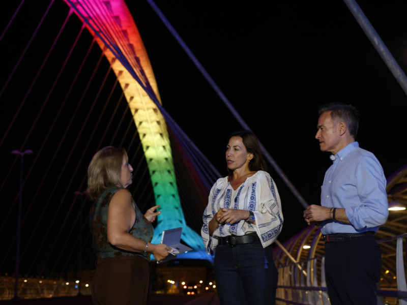 La alcaldesa Natalia Chueca, fue la encargada anoche de inaugurar la nueva iluminación.