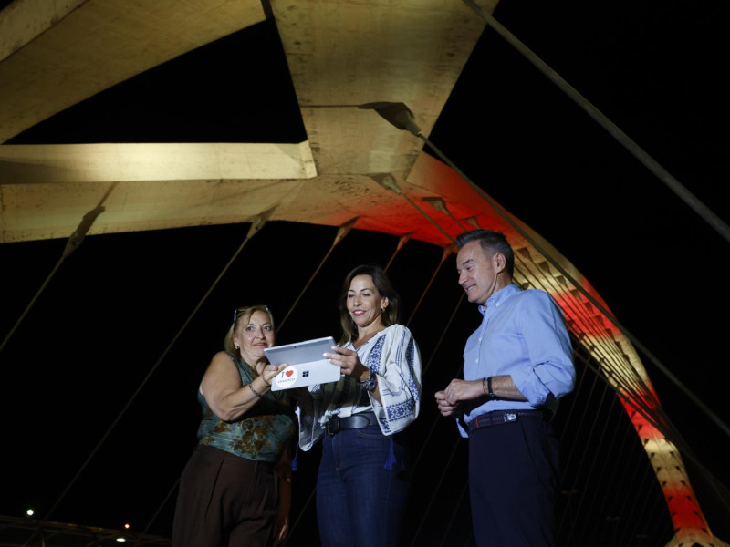 La alcaldesa Natalia Chueca, fue la encargada anoche de inaugurar la nueva iluminación.