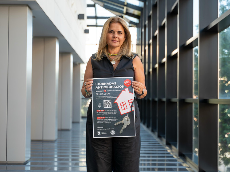 La concejala de Seguridad de Almassora, Silvana Rovira, presenta las jornadas sobre okupación de viviendas