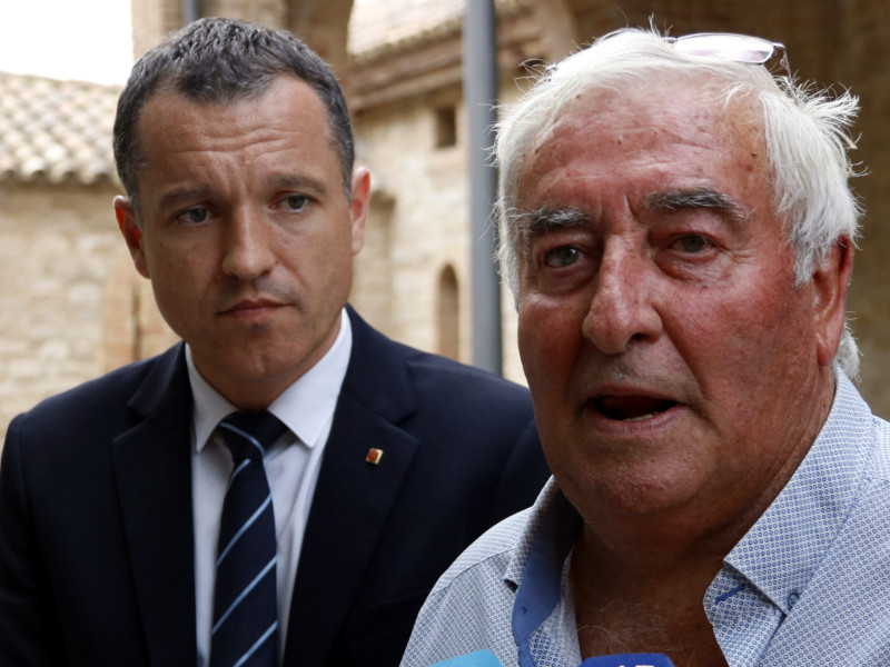 El president de la comunitat de regants del canal d'Urgell, Amadeu Ros, i el conseller d'Agricultura, Òscar Ordeig, atenent als mitjans de comunicació