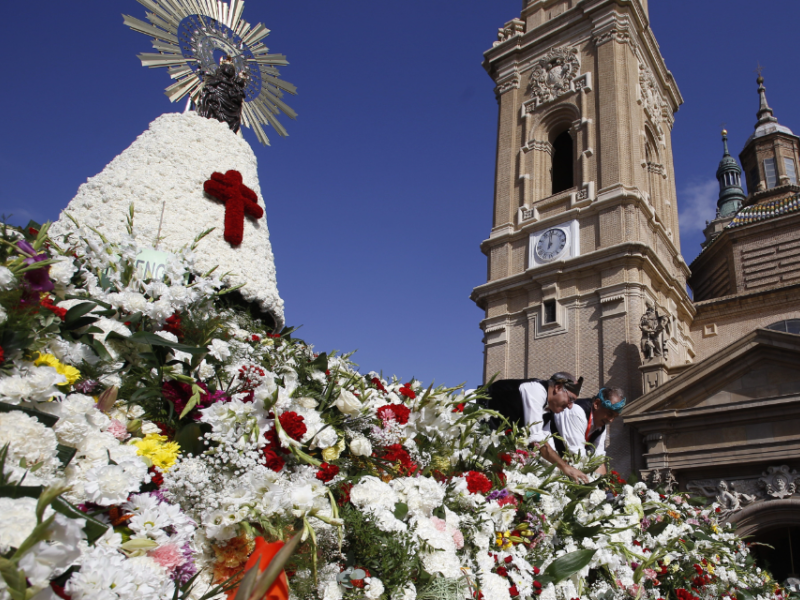 El manto de la Virgen volverá a confeccionarse con claveles blancos como en 2024.