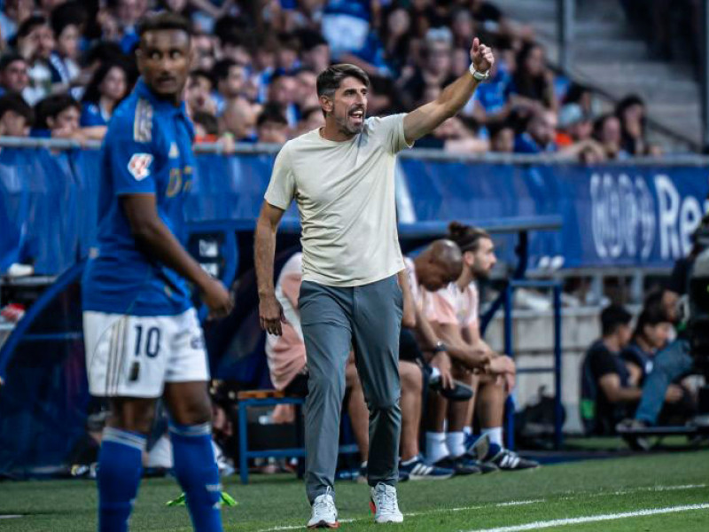 Paunovic da instrucciones durante el partido entre el Oviedo y la Real Sociedad.