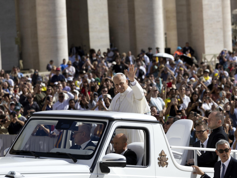 Vatican City (Vatican City State (Holy See)), 03/09/2025.- Pope Leo XIV (C) arrives to lead the weekly General Audience in Saint Peter's Square at the Vatican, 03 September 2025. (Papa) EFE/EPA/MASSIMO PERCOSSI