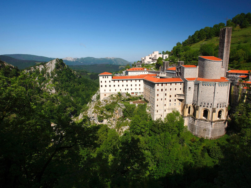 Vista exterior del Santuario de Arantzazu