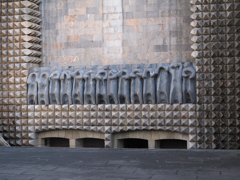 Fachada del templo con la escultura de 14 apóstoles, obra de Jorge Oteiza