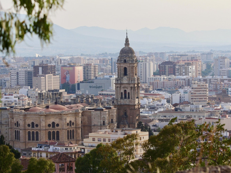 La cubierta de la Catedral de Málaga alcanza el 50% de su estructura de madera y encara la fase más compleja