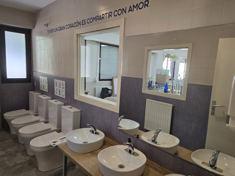 Las obras han renovado los baños del colegio público Juan Falcó