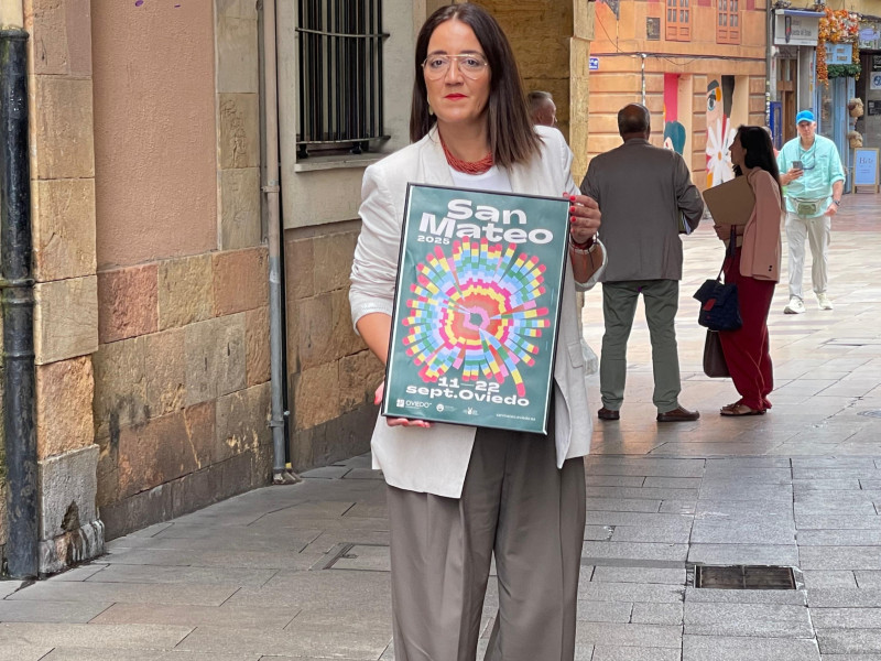 Covadonga Díaz con el cartel de las fiestas de San Mateo