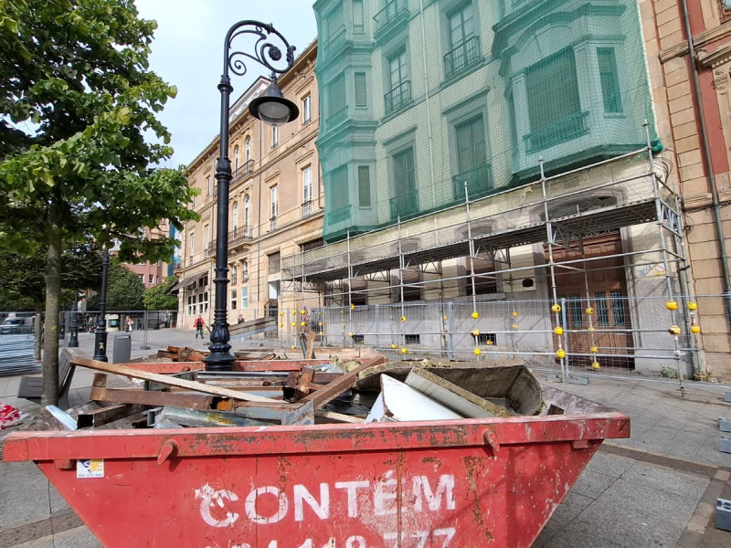 Lateral del Teatro Jovellanos de Gijón, en obras