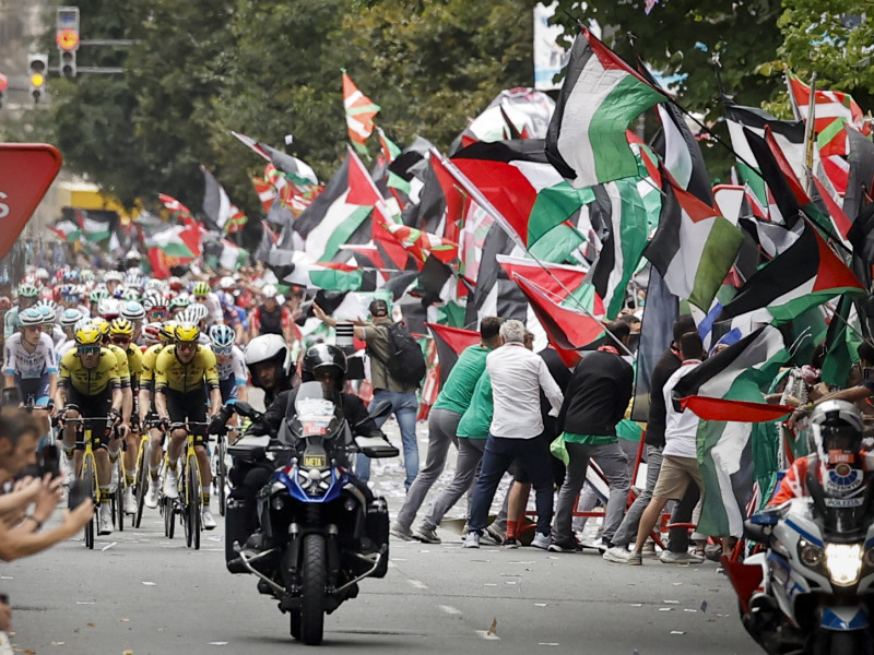 La iniciativa Gernika Palestina ha invadido este miércoles un tramo de la Gran Vía de Bilbao.