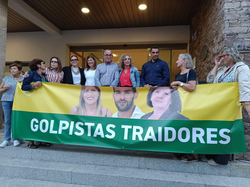 Concentración en Carral (A Coruña) en apoyo a Javier Gestal y contra la moción de censura