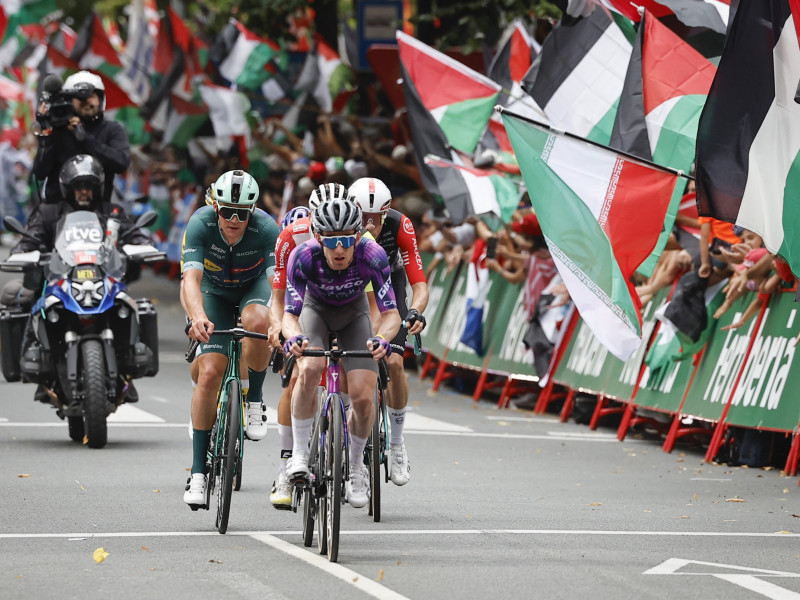 Ciclistas de LaVuelta en su paso por Bilbao