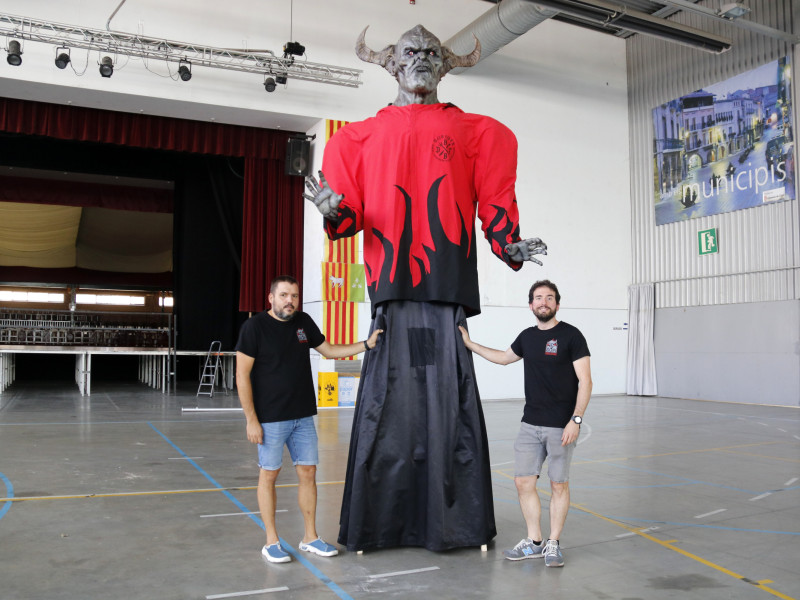 Els dos membres de la colla Borjuts, Francesc Trullols i Carles Falcó, que han imprès el gegant en 3D