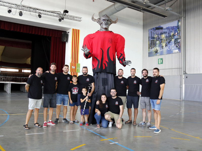 Membres de la colla Borjuts de les Borges Blanques amb el nou gegant de la colla, el primer construït amb impressió 3D de Catalunya