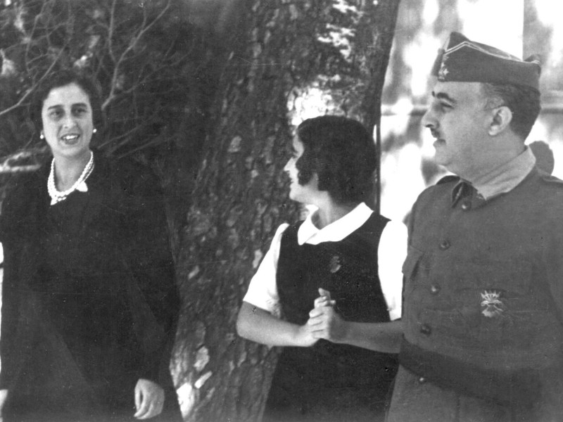 Retrato familiar de la familia Franco en el Cuartel General, "Terminus"