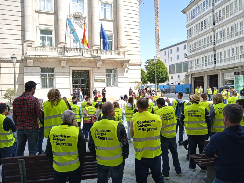 Concentración de ganaderos ante la Subdelegación del Gobierno para protestar por los bajos precios en origen