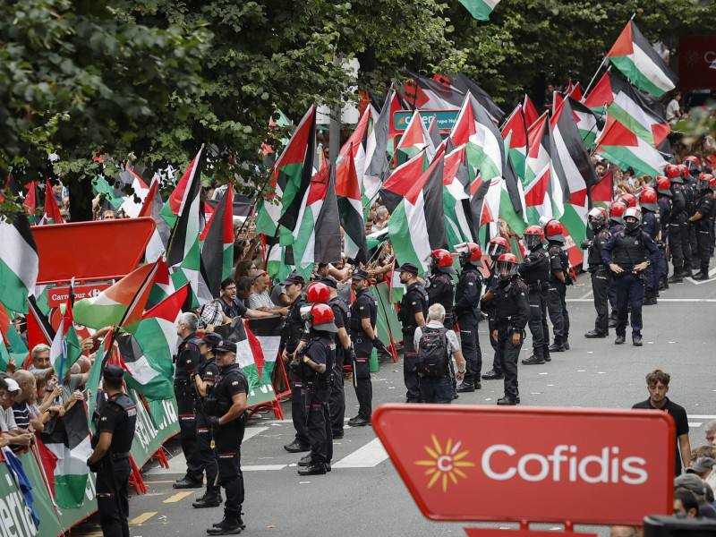 Decenas de Ertzaintzas vigilan la zona de meta para evitar incidentes de manifestantes pro Palestina.
