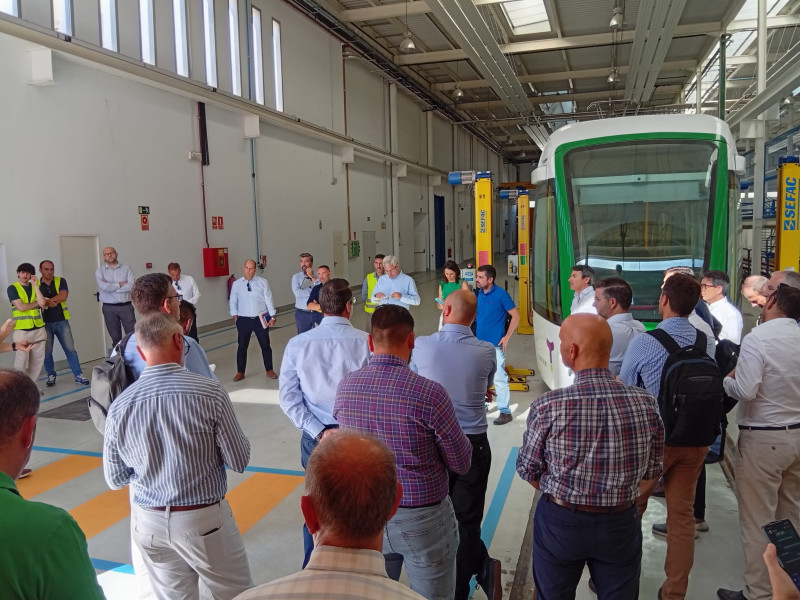 Jaén avanza hacia la puesta en marcha de su tranvía: más de 20 empresas participan en una visita técnica a a las cocheras y al trazado de la línea