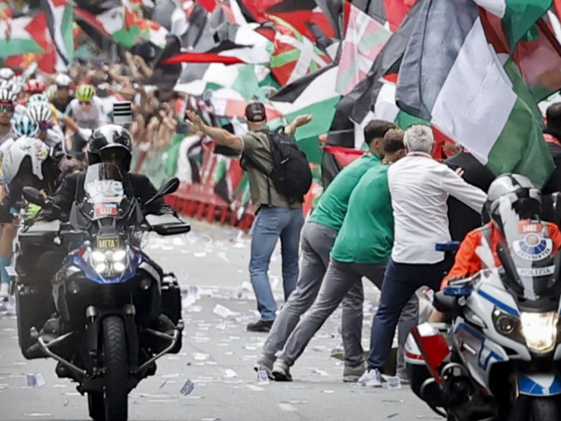 Una imagen de los incidentes sucedidos en la meta de Bilbao al paso de la Vuelta Ciclista a España