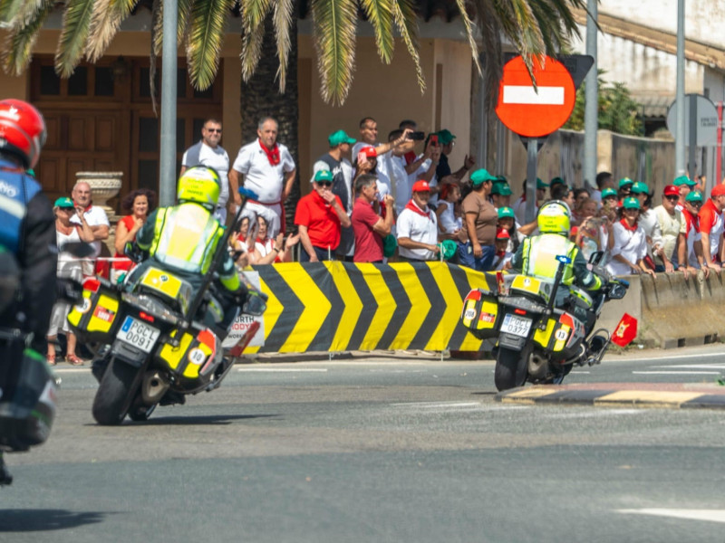 Una imagen de varias motos de la Guardia Civil durante una etapa de la Vuelta