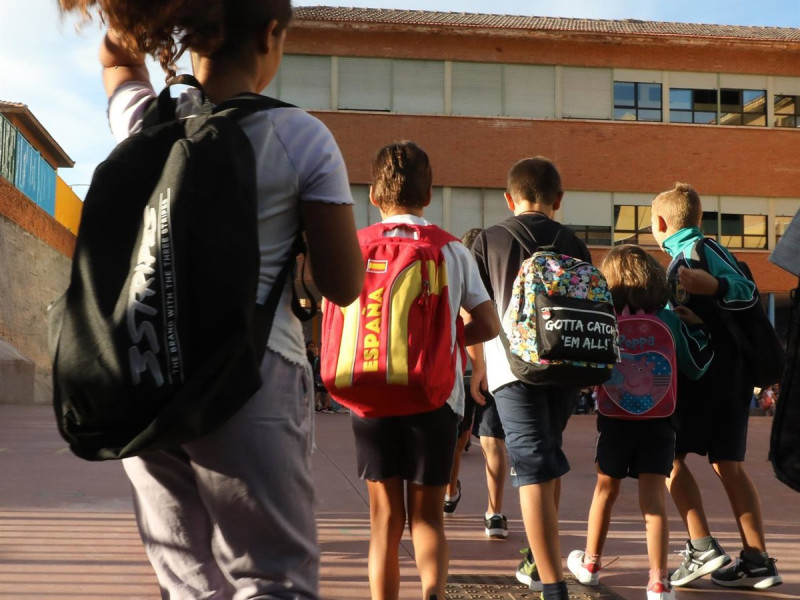 07/09/2022 Varios niños a su llegada al colegio CEIP Hernán Cortés durante el primer día de comienzo del curso escolar, a 7 de septiembre de 2022, en Madrid (España). El curso escolar 2022/2023 comienza este año con la implantación de la LOMLOE en los cursos impares y con la aplicación de la bajada de ratios de alumnos en las aulas de la región, que se implantará de manera progresiva durante los próximos años desde Educación Infantil. De esta manera, durante este curso académico se reduce el número de alumnos a 20 por clase en el segundo ciclo de Infantil (4 años). El curso también está marcado por el fin de las medidas contra el Covid-19. En el caso de la educación pública madrileña, los niños de Infantil y Primaria vuelven hoy a las aulas mientras que en la ESO, Bachillerato y FP, empiezan mañana, 8 de septiembre.SOCIEDAD Marta Fernández Jara - Europa Press