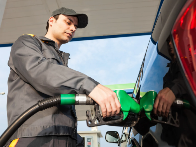 Trabajador de una estación de servicio repostando gasolina