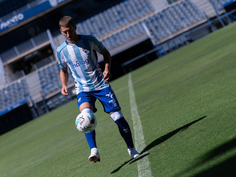 Brasanac en el césped de La Rosaleda