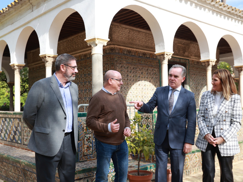 El delegado de Hacienda, Administración y Transformación Digital en el Ayuntamiento de Sevilla, Juan Bueno (2d), y el arqueólogo Miguel Ángel Tabales (1i) ante el Cenador de Carlos V del Real Alcázar. A 18 de noviembre de 2024, en Sevilla (Andalucía, España).El delegado de Hacienda, Administración y Transformación Digital en el Ayuntamiento de Sevilla, Juan Bueno, y el arqueólogo Miguel Ángel Tabales presentan el informe de los trabajos de las excavaciones realizadas en la zona del Cenador de Carlos V del Real AlcázarRocío Ruz / Europa Press18/11/2024