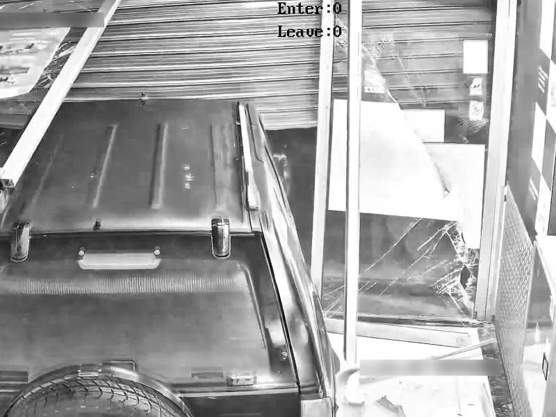 Momento en el que los ladrones empotraron su vehículo contra la puerta de un local.
